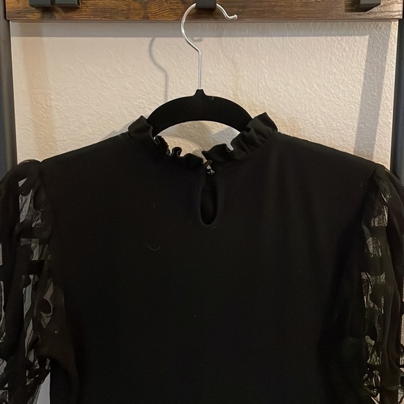 S/M Adorable comfy work top with lacy puff sleeves ✨ - Picture 6 of 7